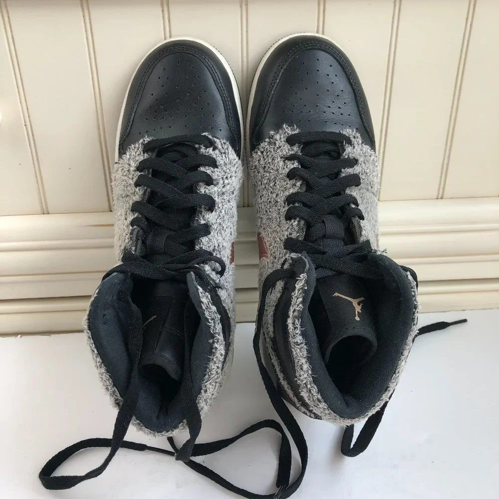 AIR JORDAN 1 RETRO HIGH TD FUR BLACK FUR GOLD Collectible Sneakers